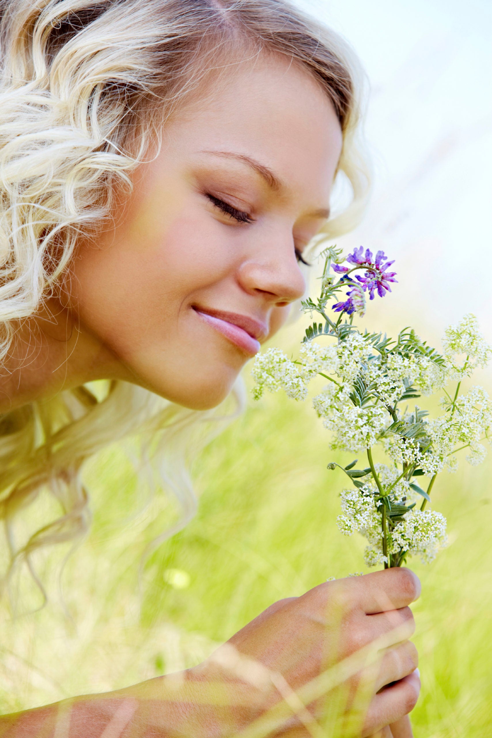 Tijon photo ISTOCK woman smell flower